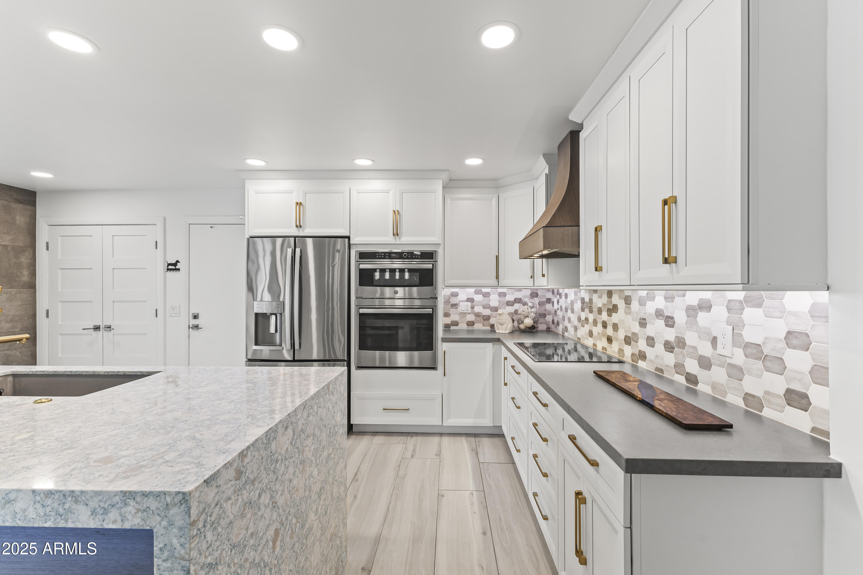 7258 E LOMA Lane