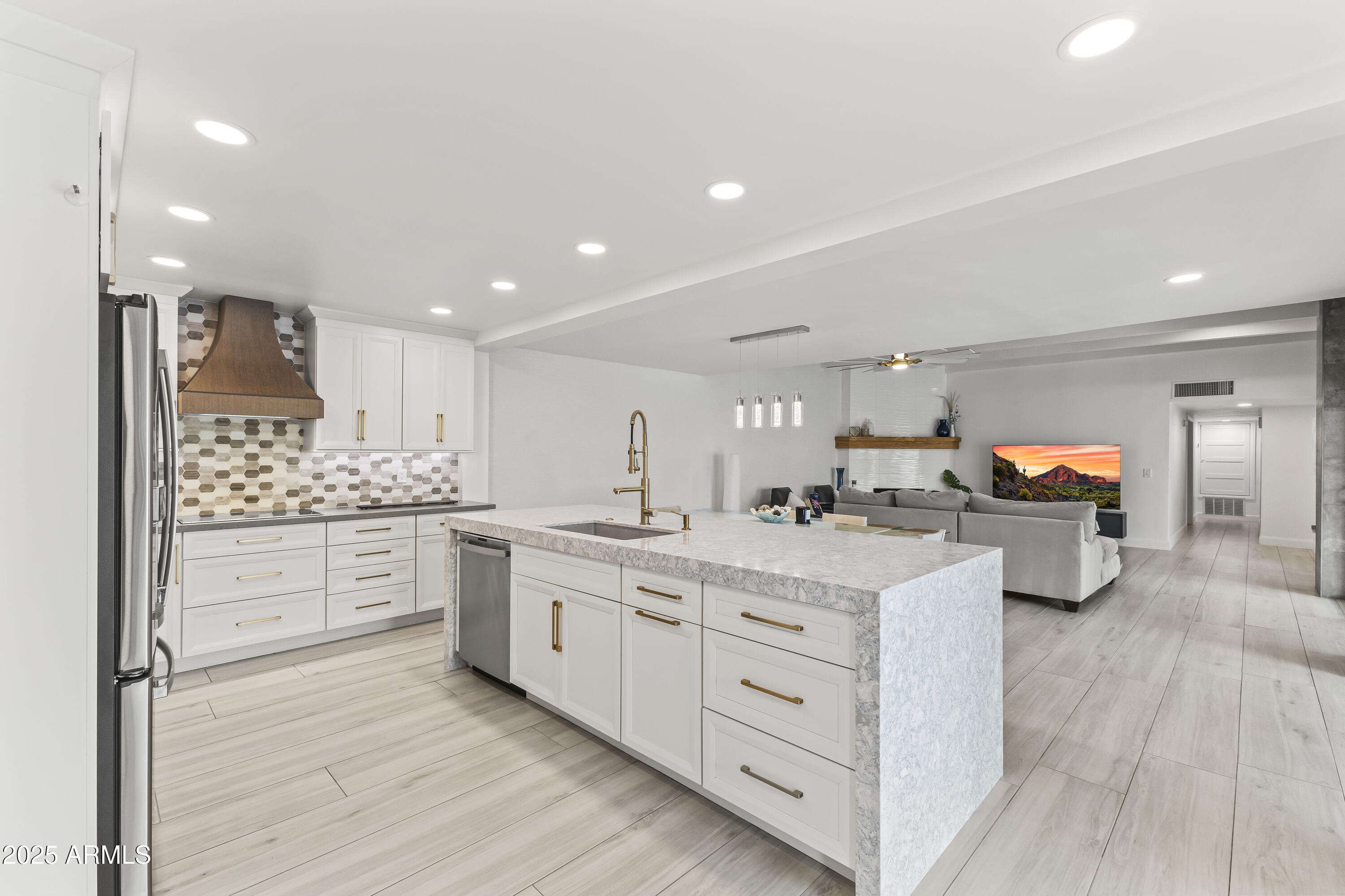 7258 E LOMA Lane