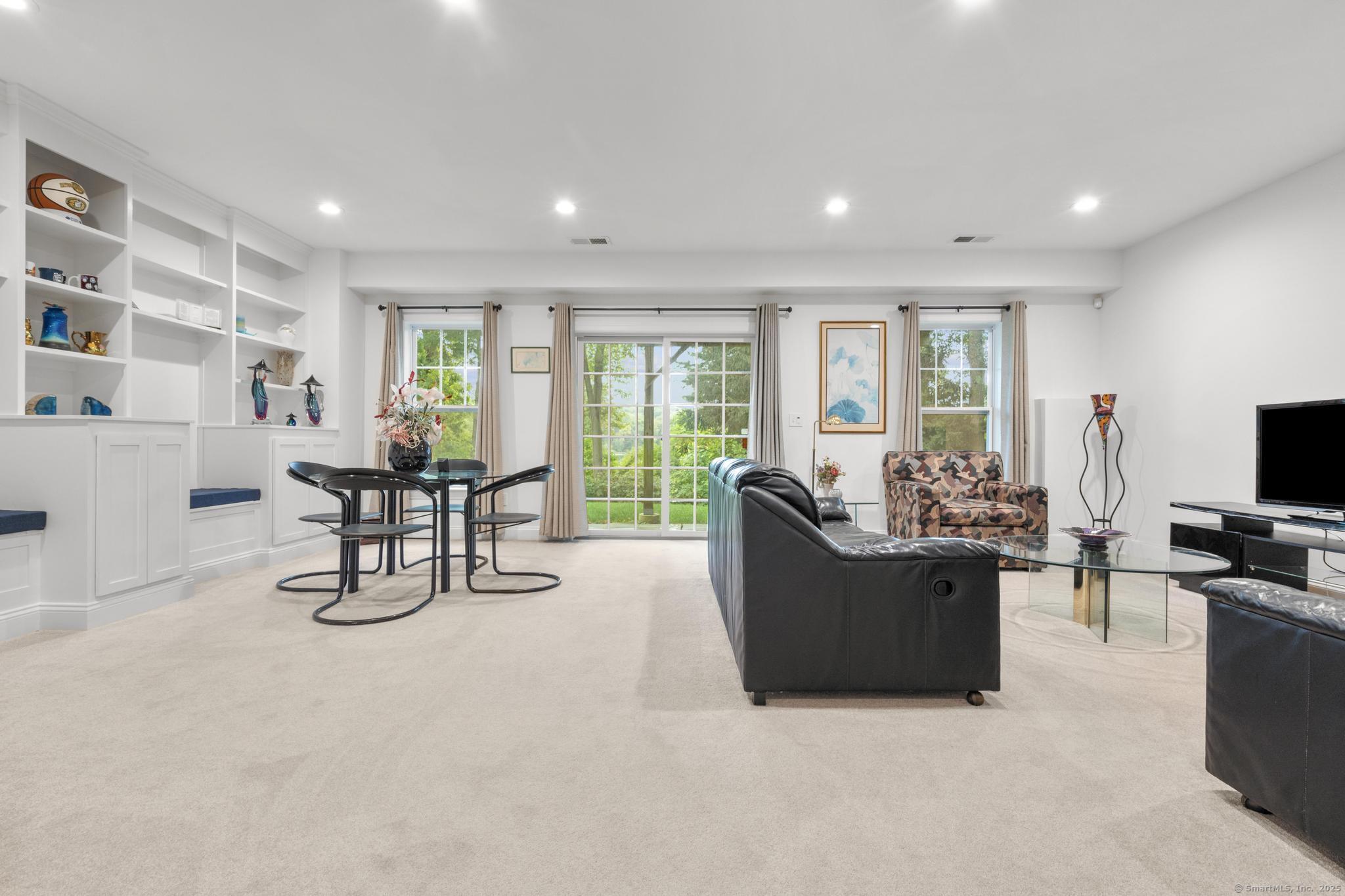 560 River Road APT 1