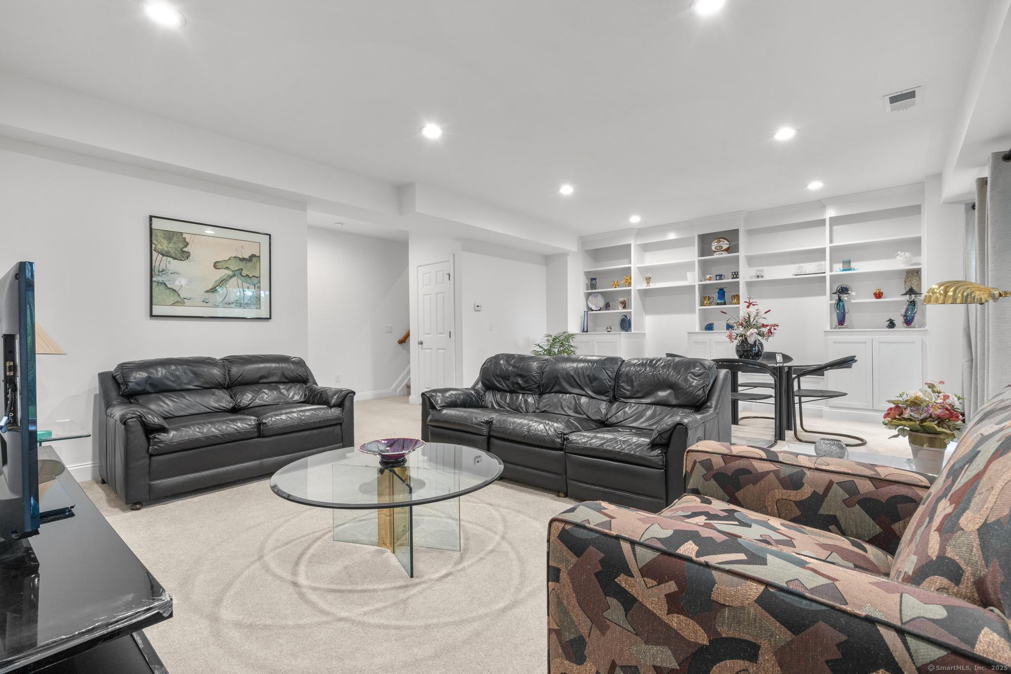 560 River Road APT 1