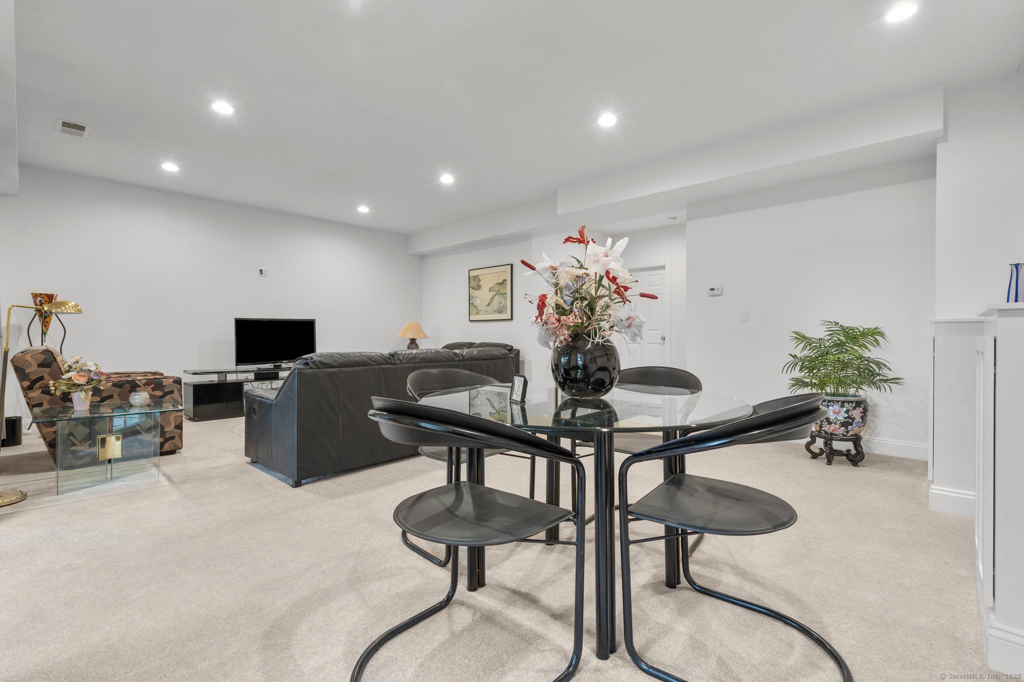 560 River Road APT 1