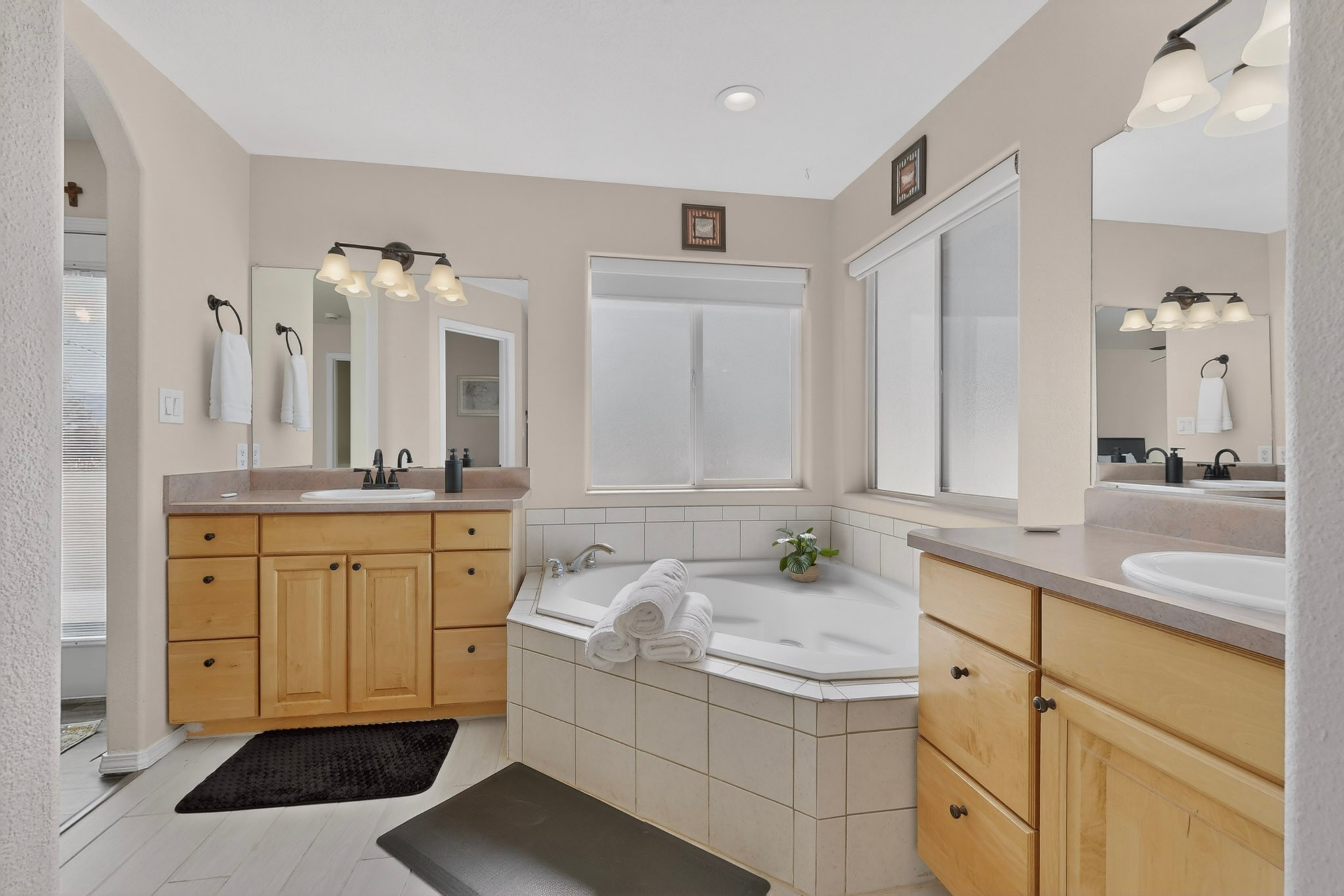 1934 Bryn Mawr Dr NE