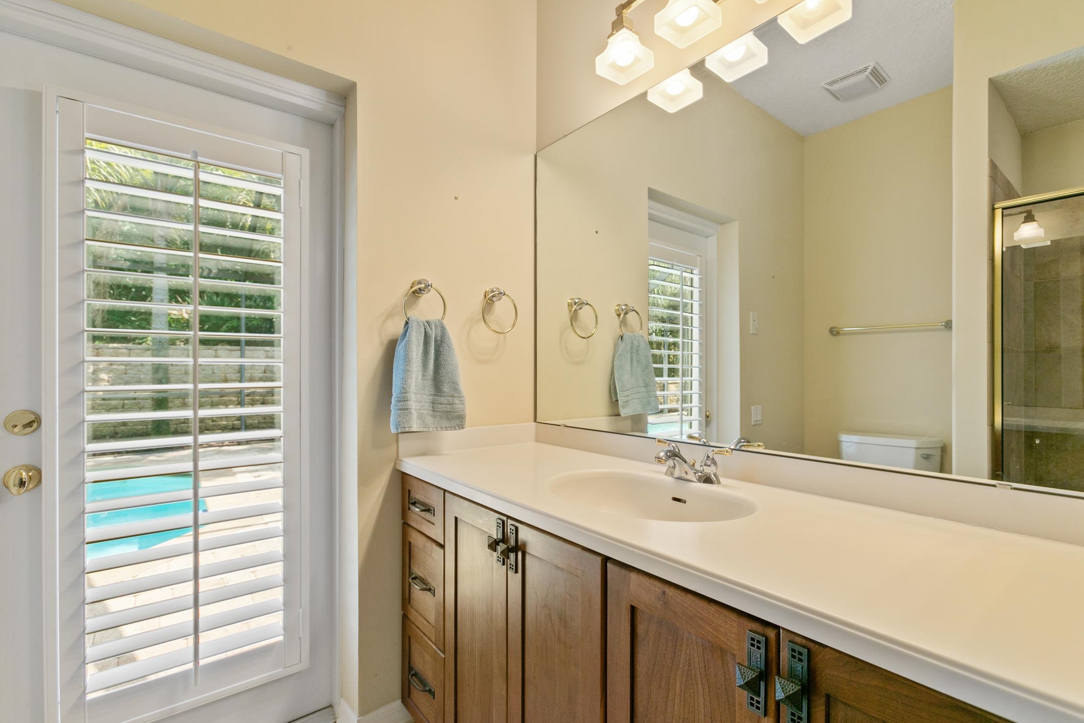 245 Bluebird Ln