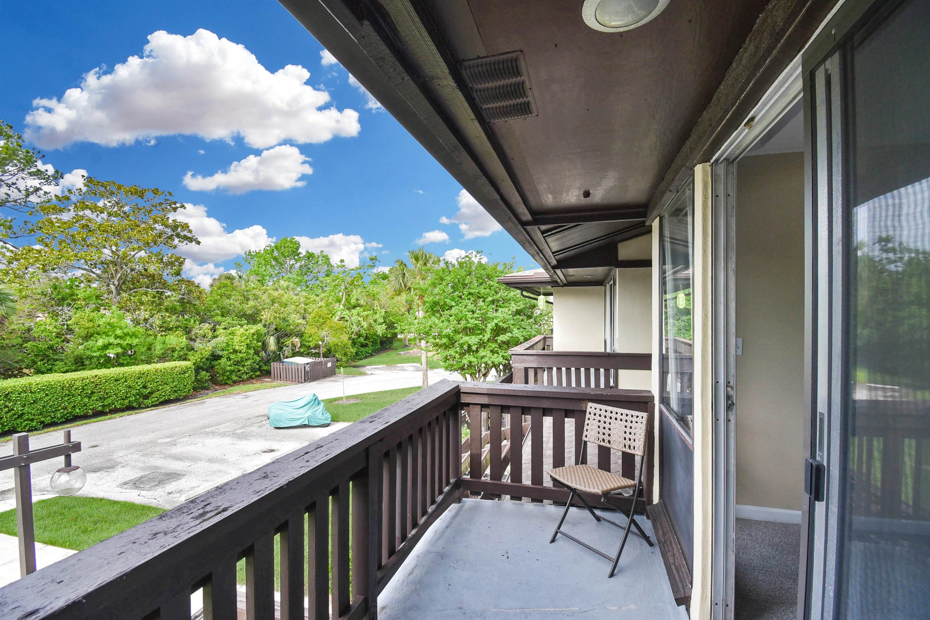 40 Club House Dr Unit: 207