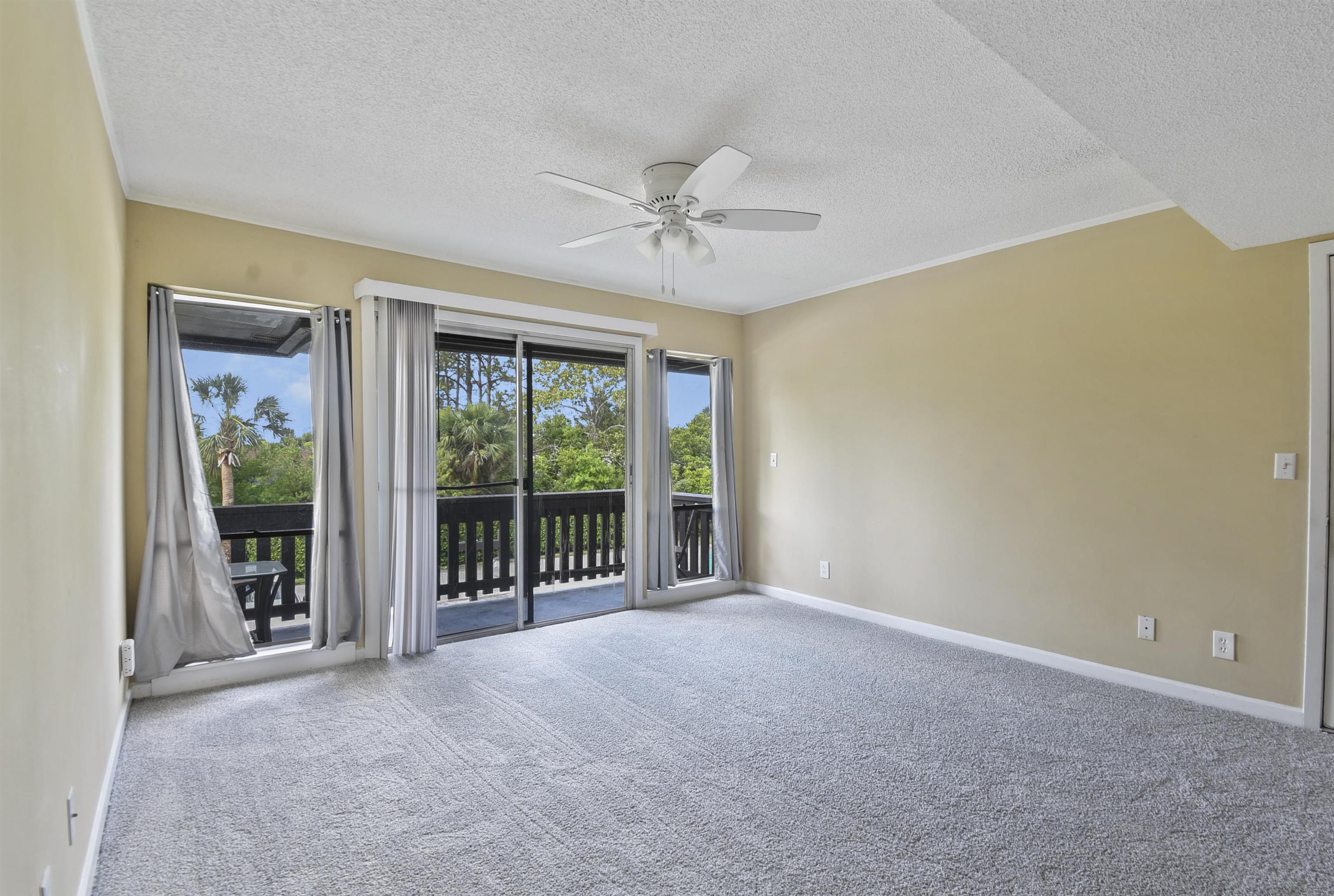 40 Club House Dr Unit: 207