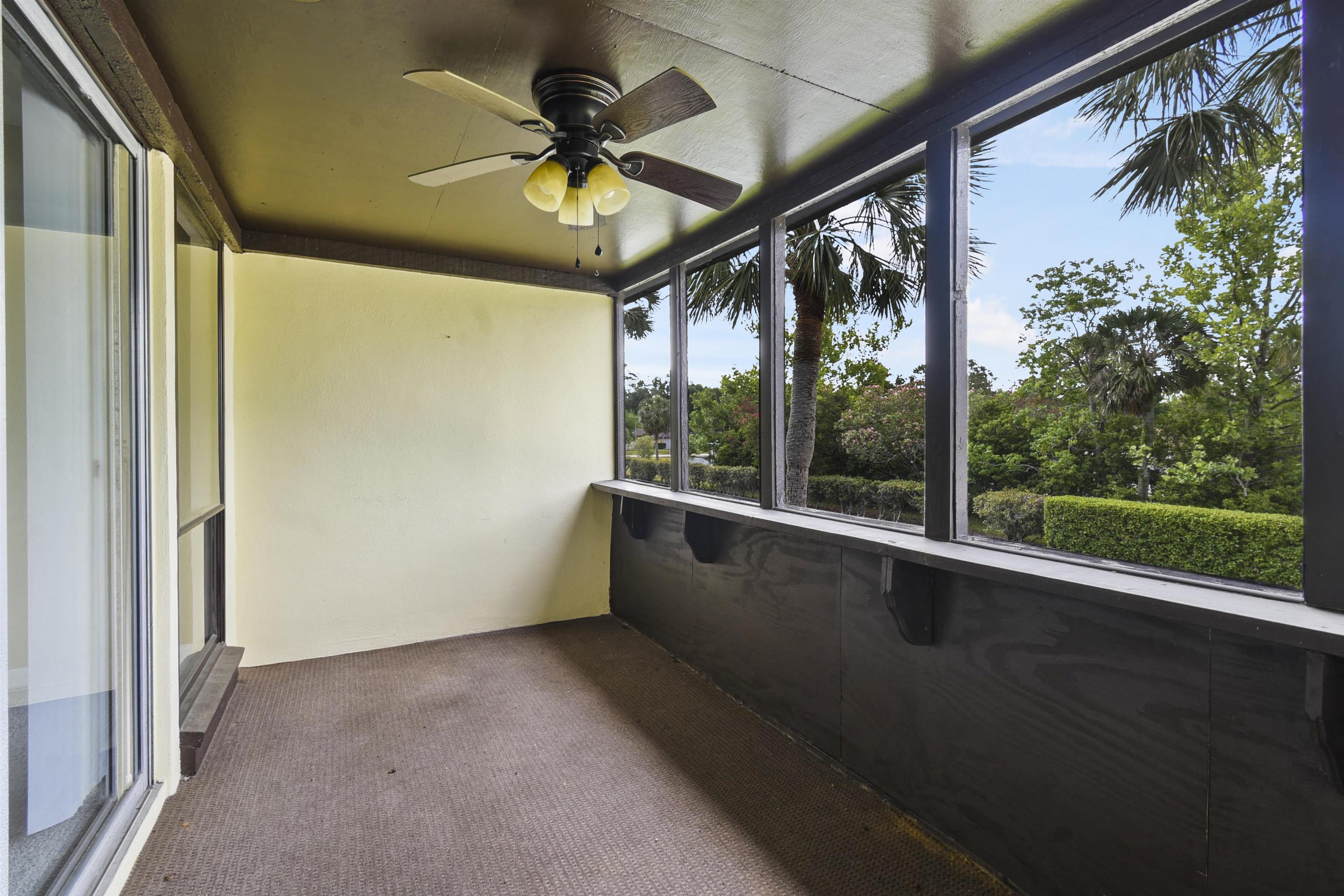 40 Club House Dr Unit: 207