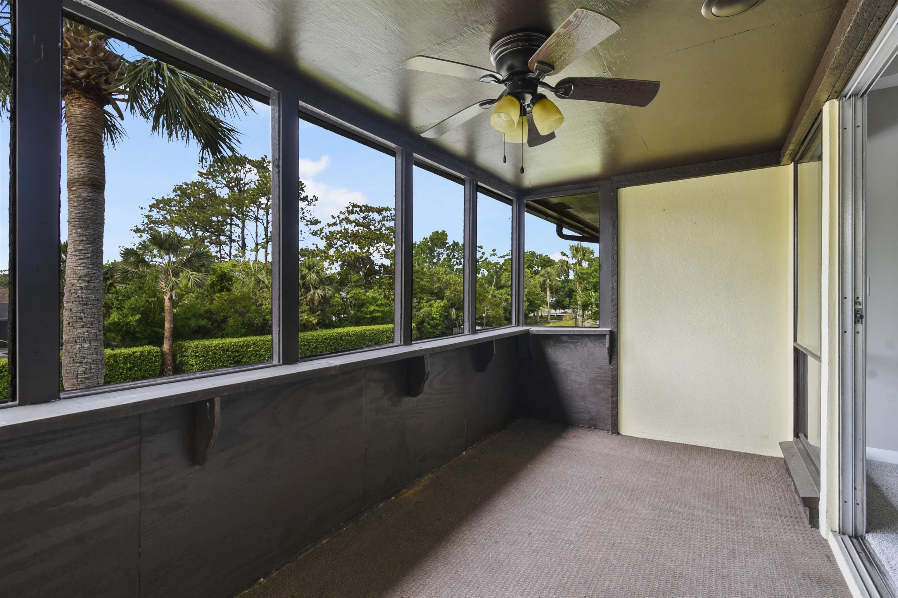 40 Club House Dr Unit: 207