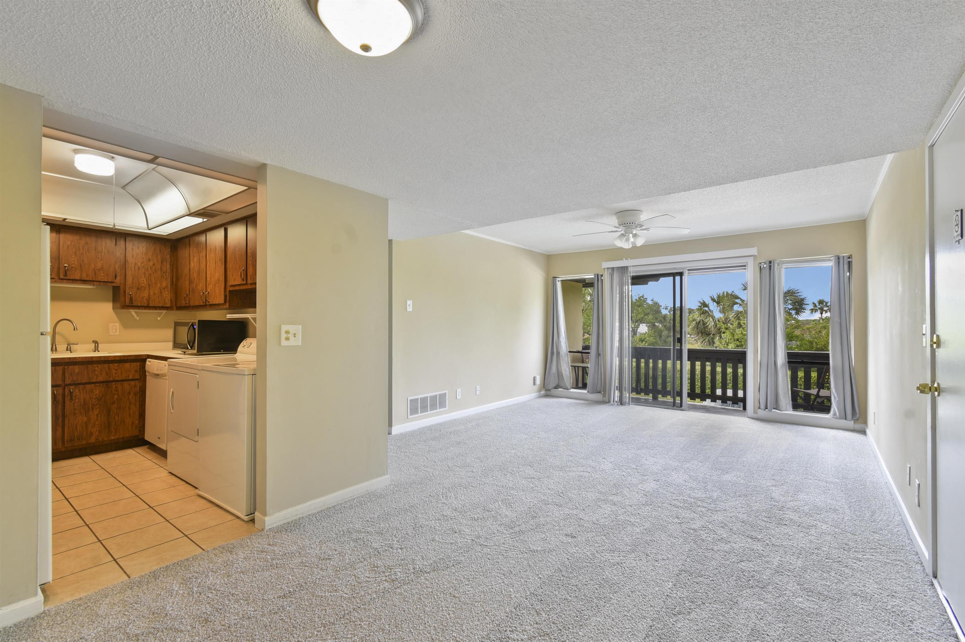 40 Club House Dr Unit: 207
