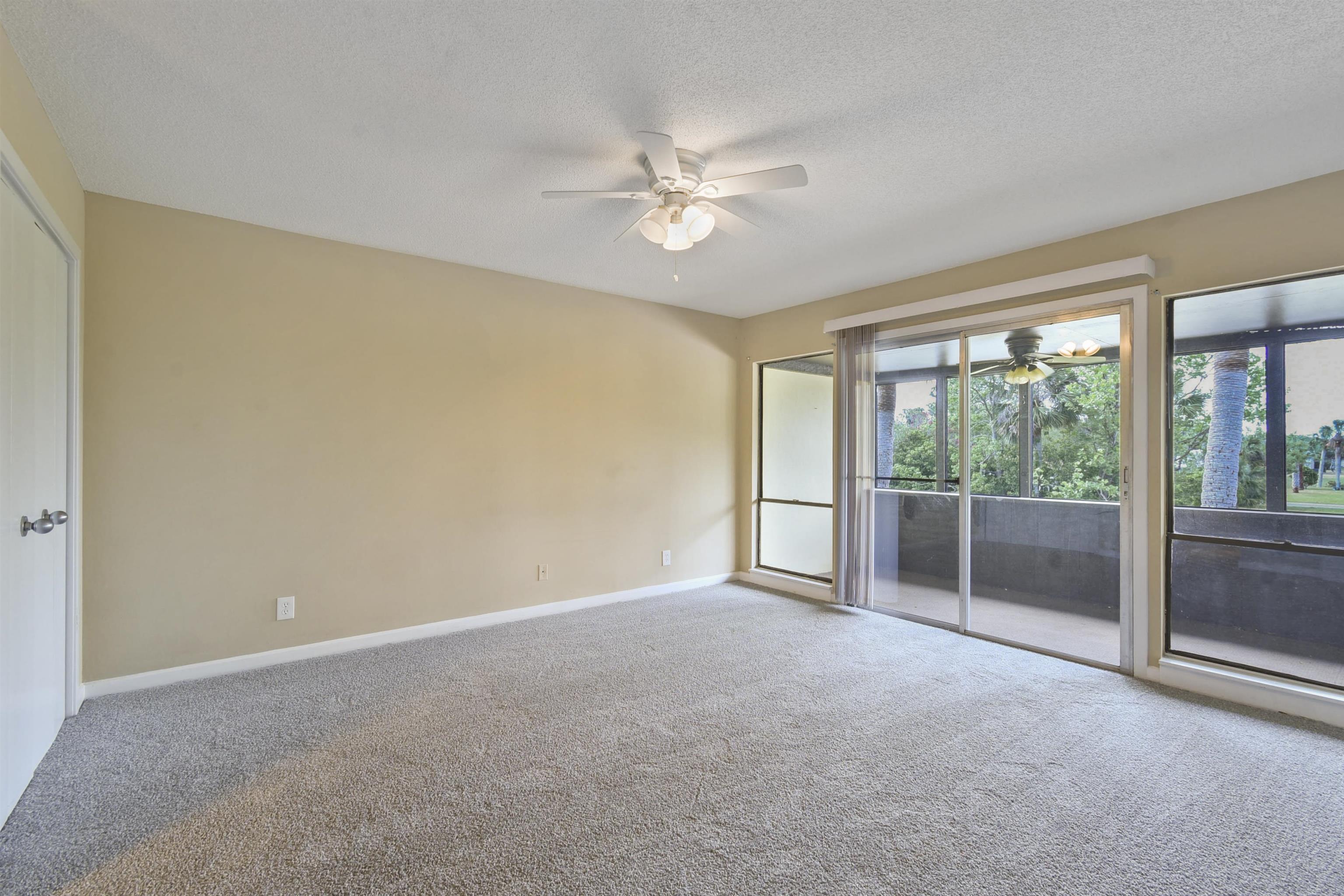 40 Club House Dr Unit: 207