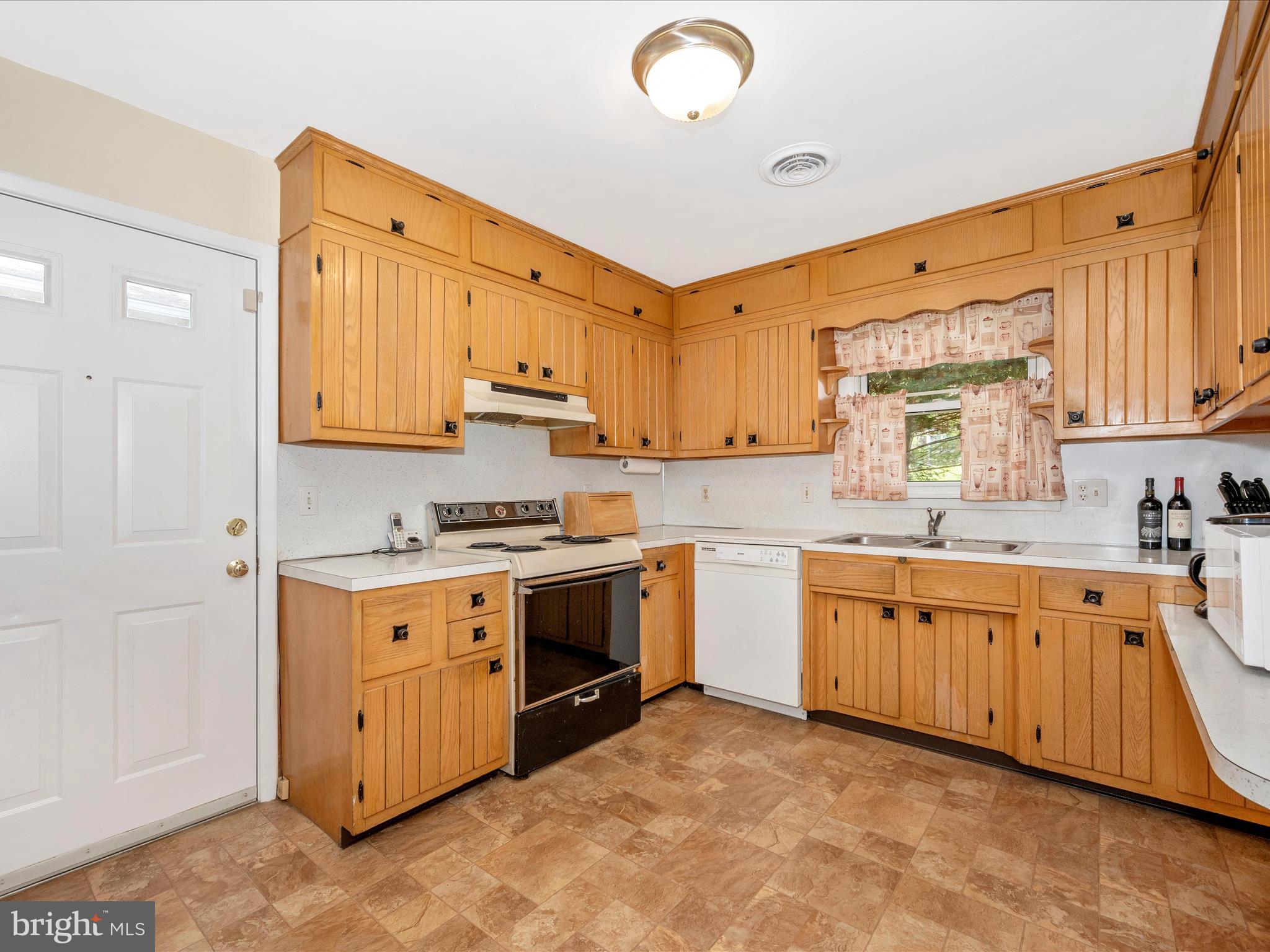203 N COLONIAL DRIVE