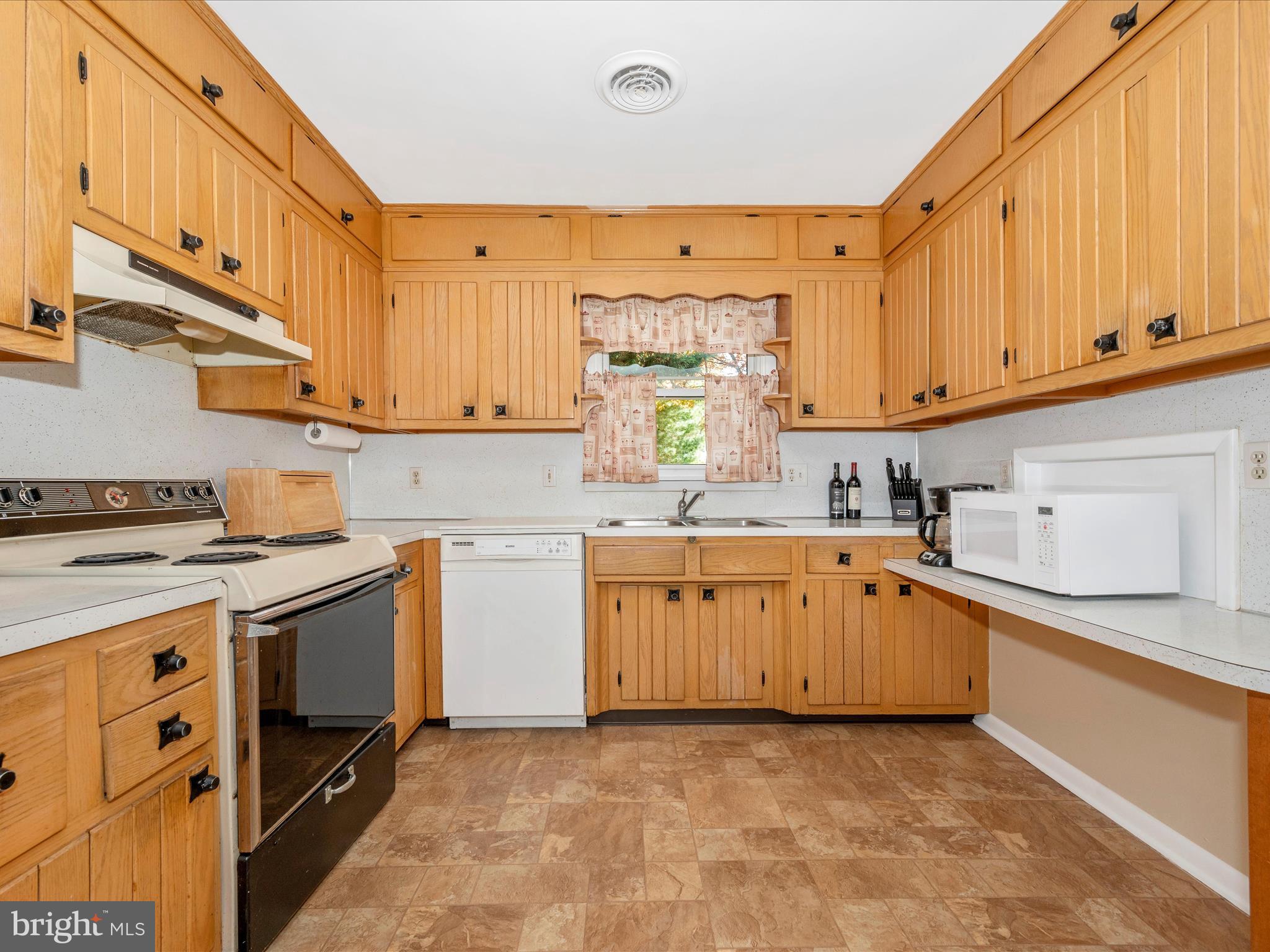 203 N COLONIAL DRIVE