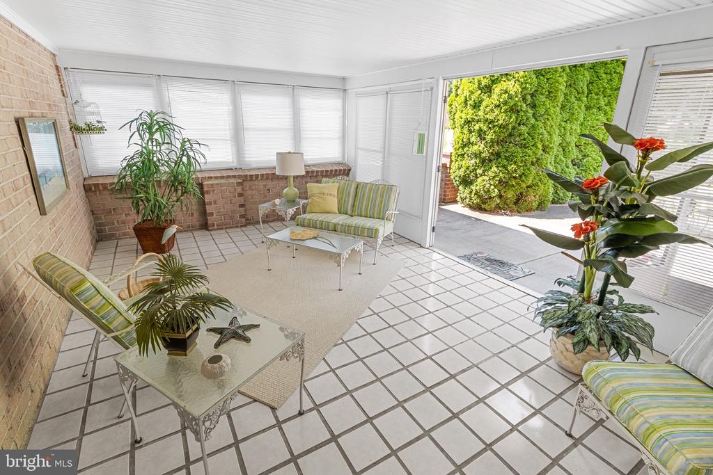 935 W IRVIN AVENUE