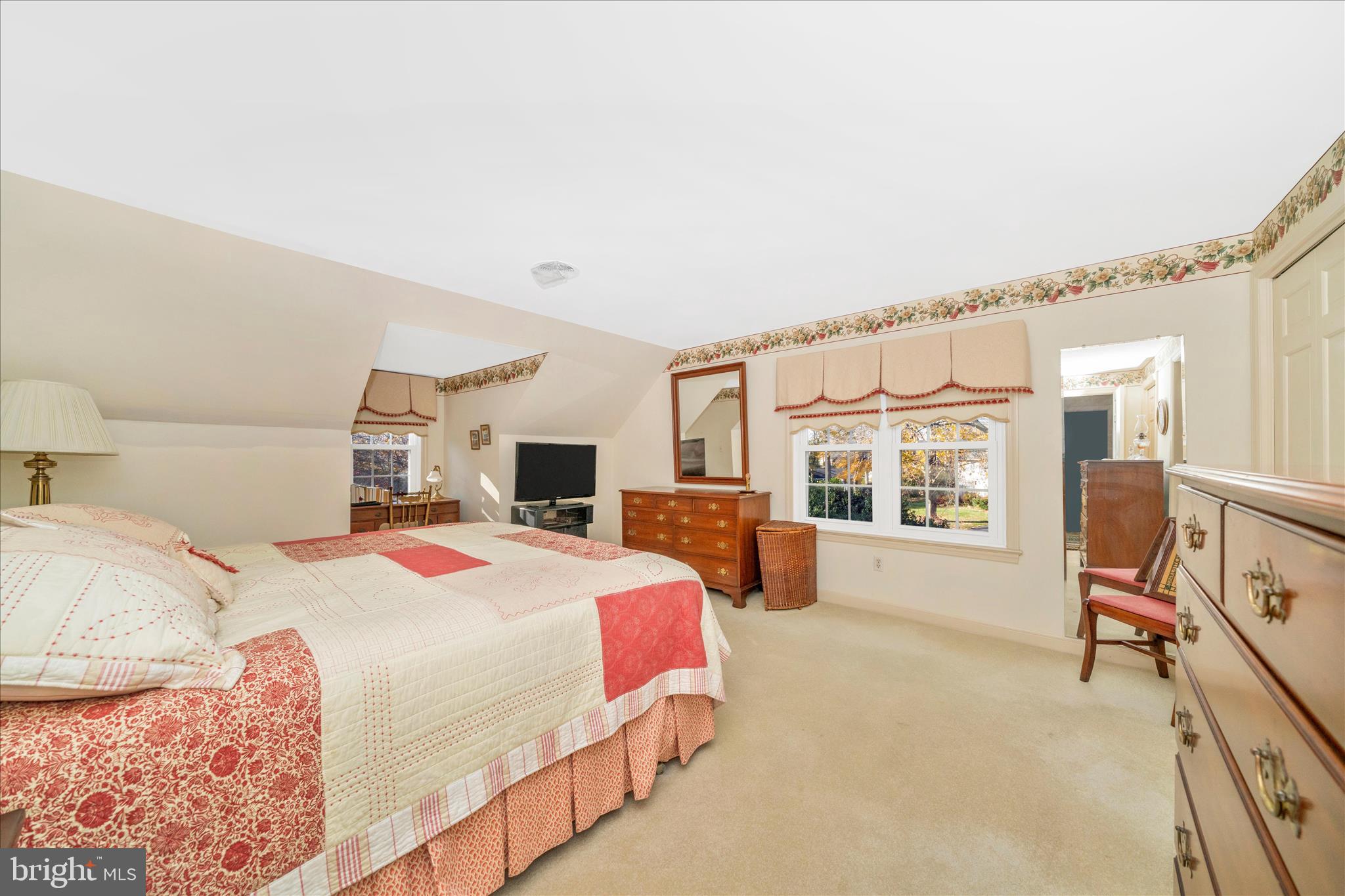 1900 MAPLEWOOD DRIVE