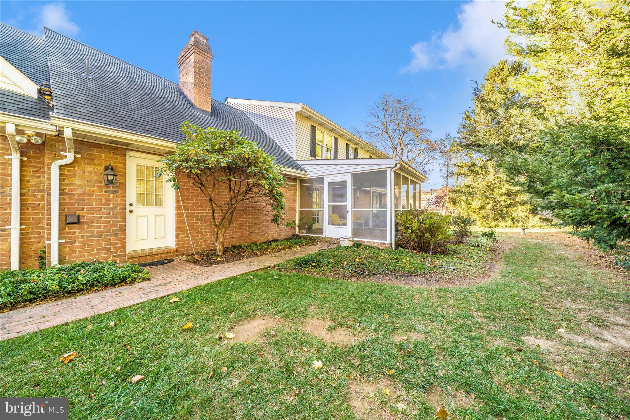 1900 MAPLEWOOD DRIVE