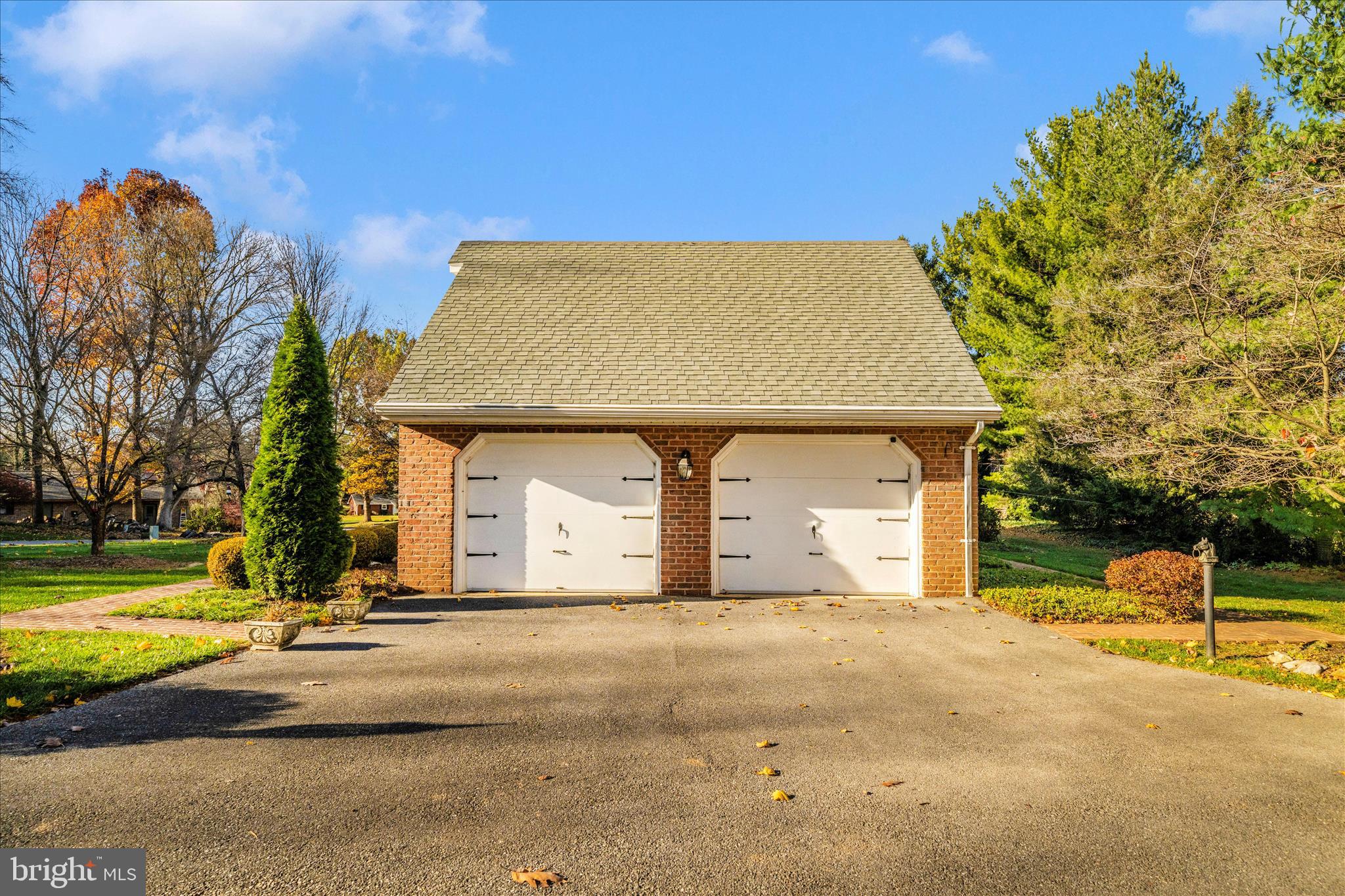 1900 MAPLEWOOD DRIVE