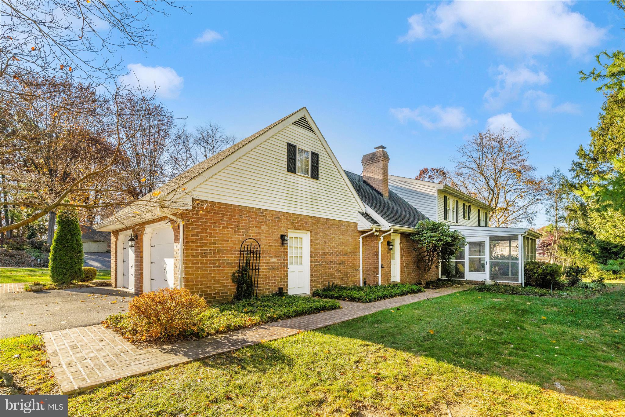 1900 MAPLEWOOD DRIVE