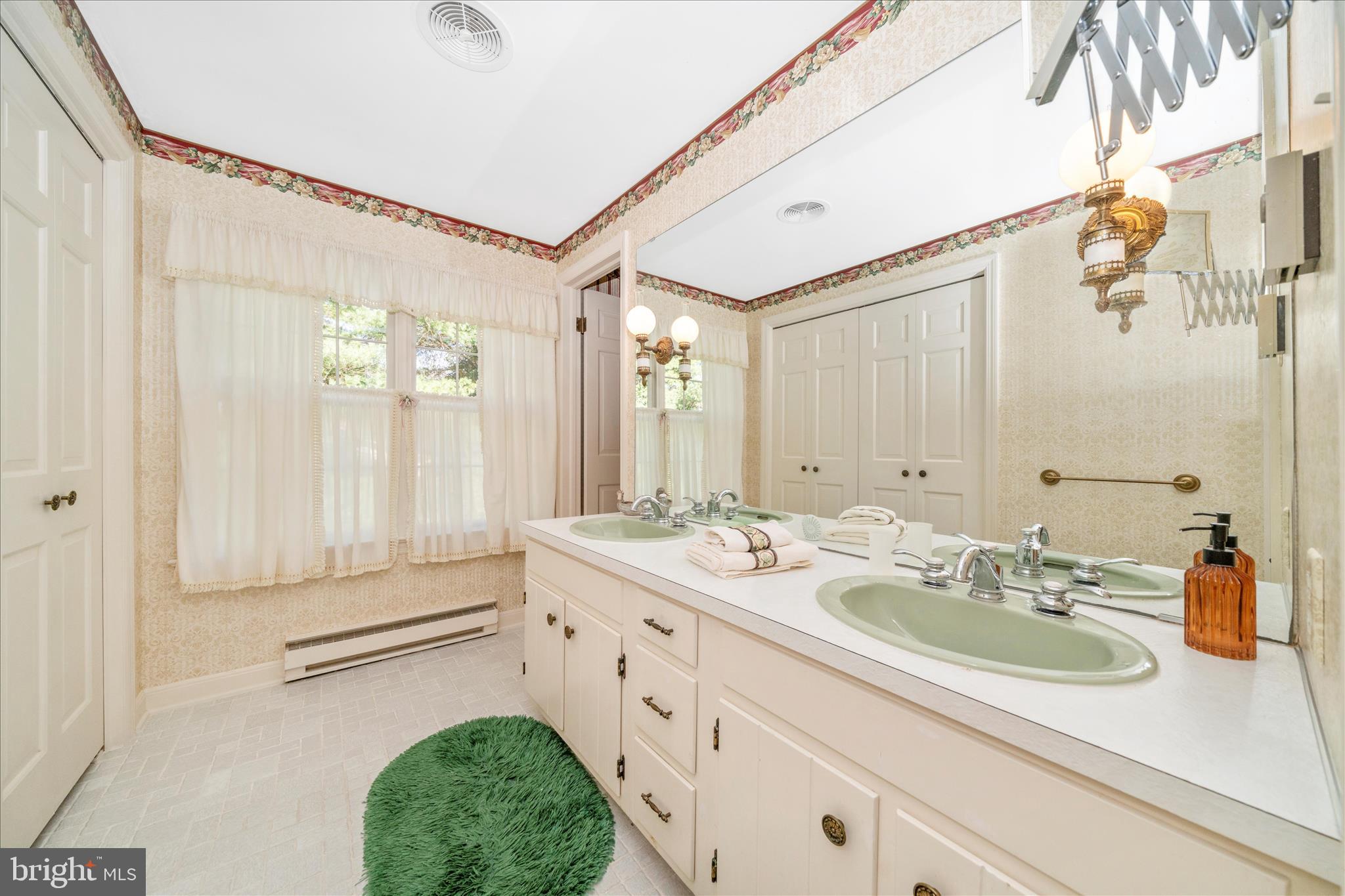 1900 MAPLEWOOD DRIVE