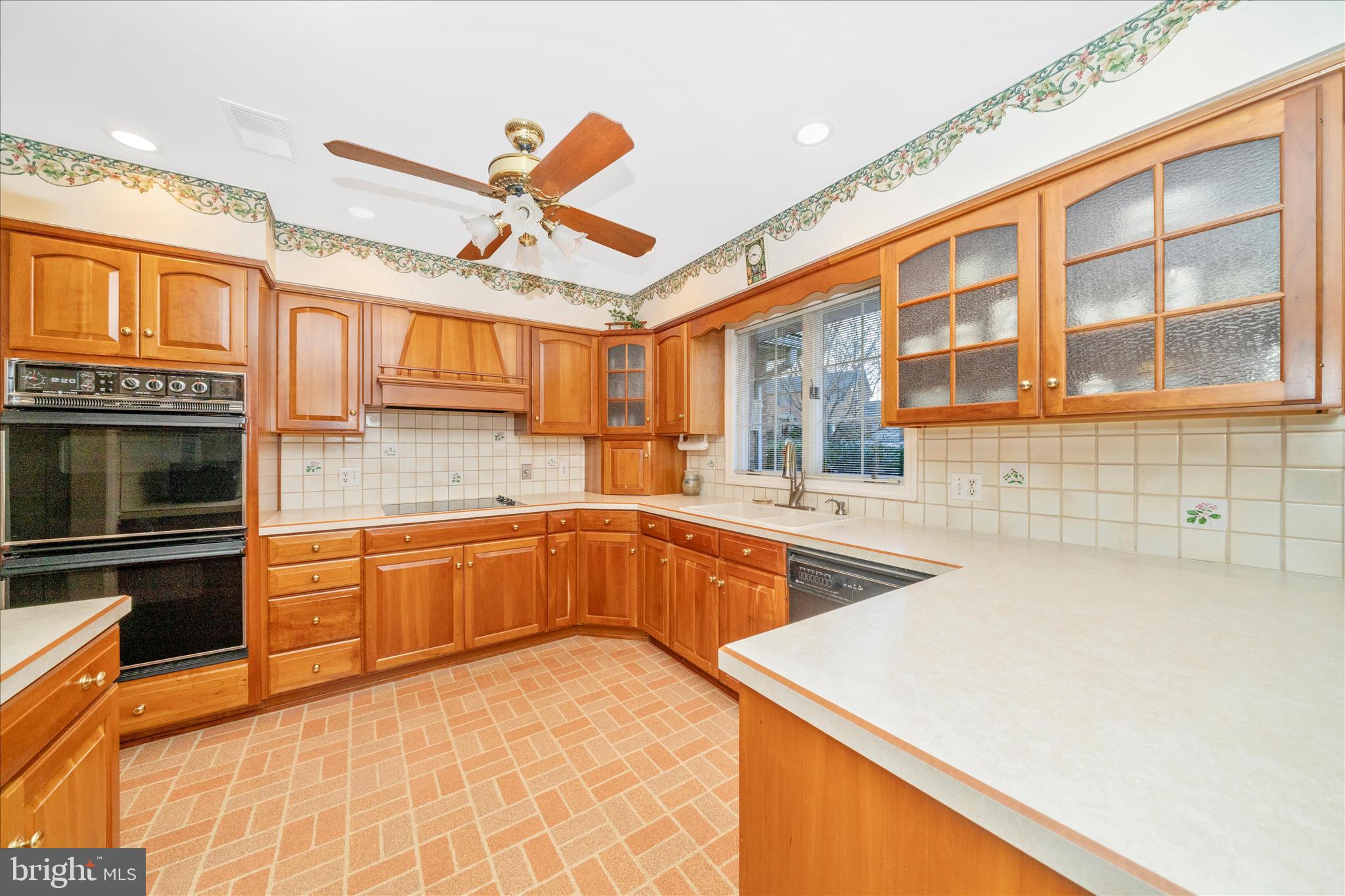 1900 MAPLEWOOD DRIVE