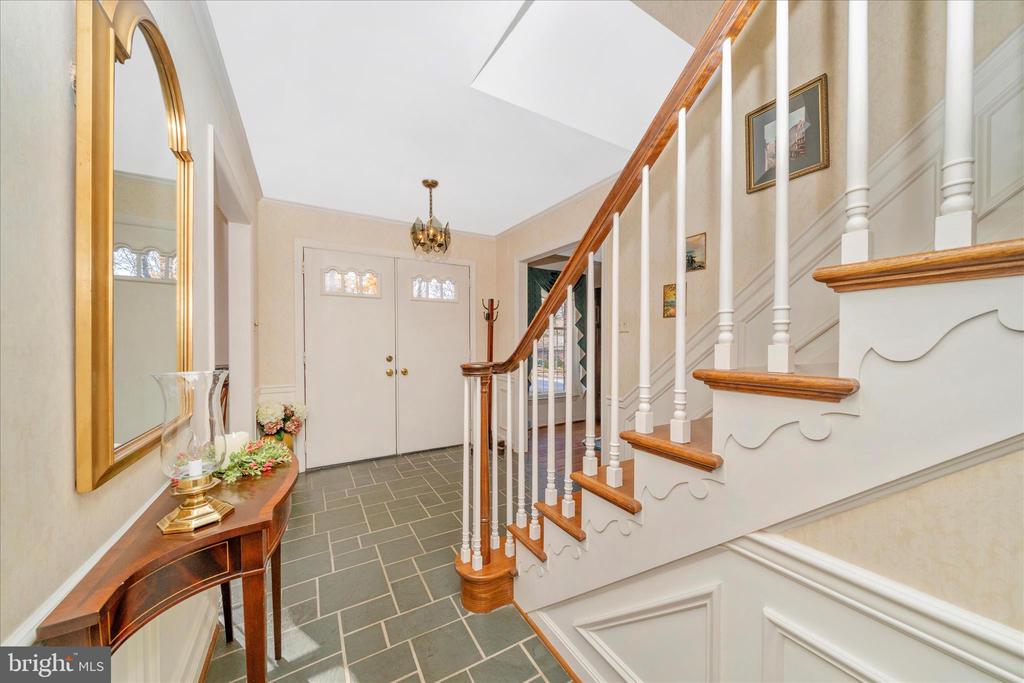 1900 MAPLEWOOD DRIVE