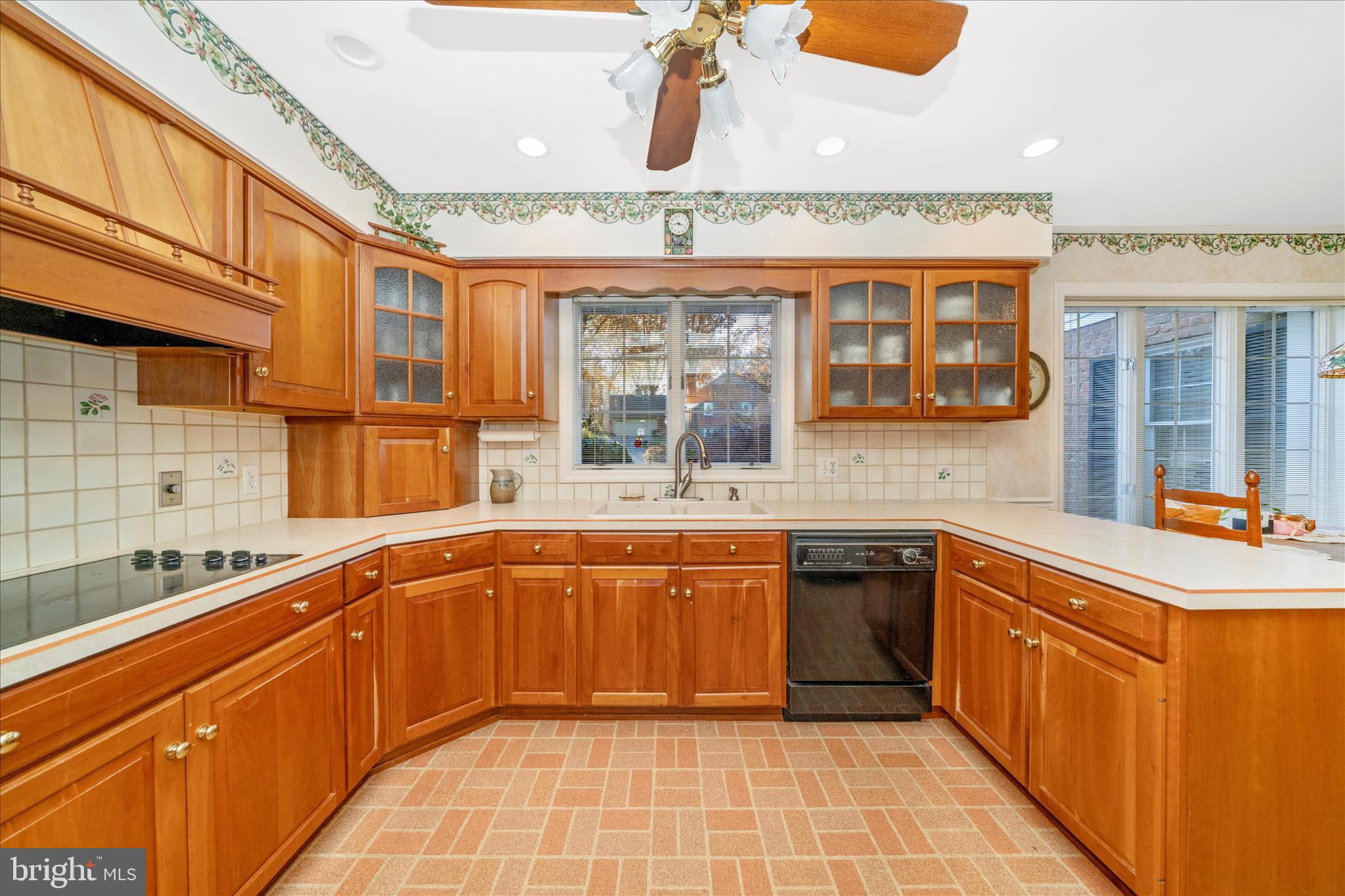 1900 MAPLEWOOD DRIVE