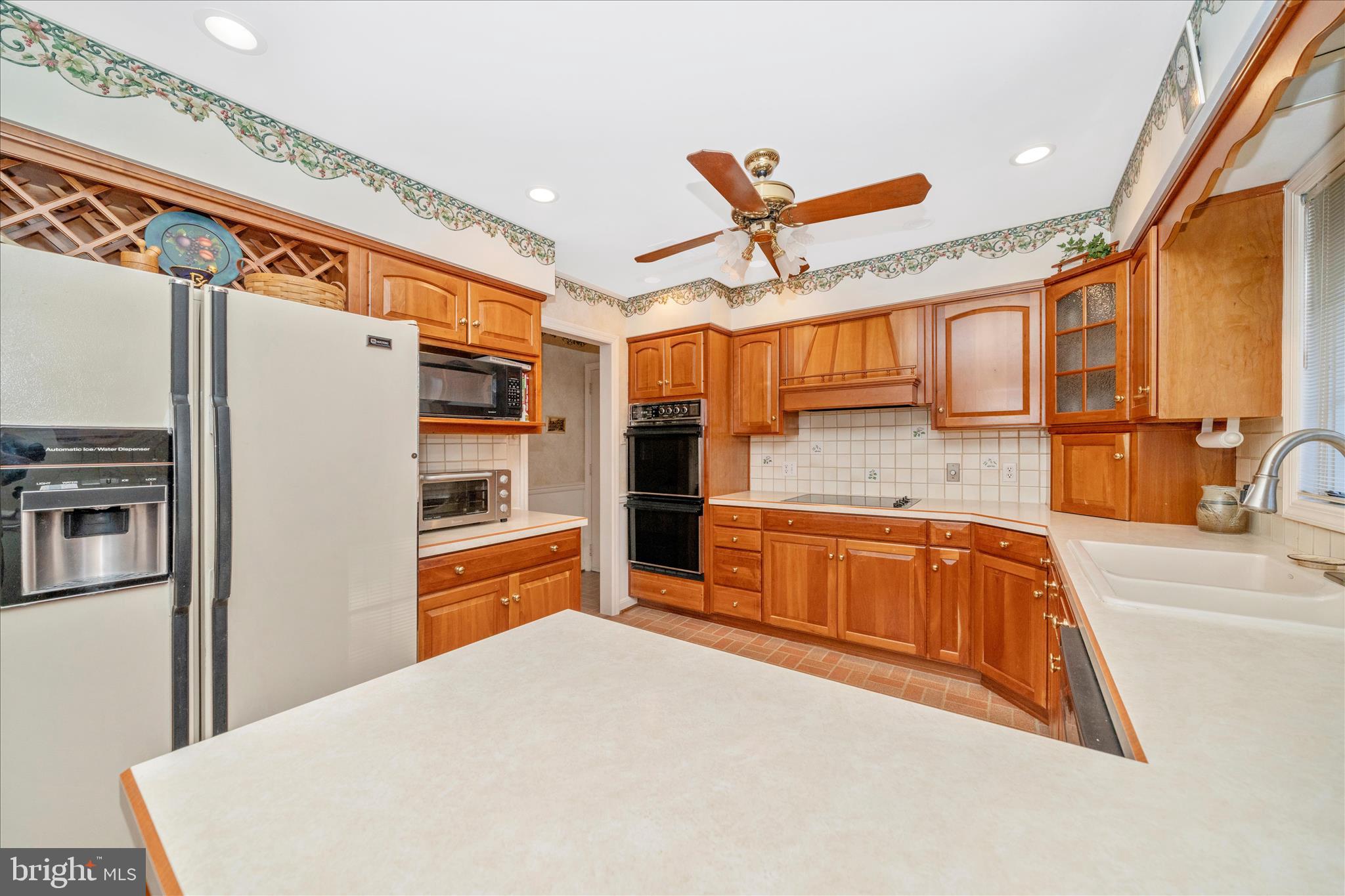 1900 MAPLEWOOD DRIVE