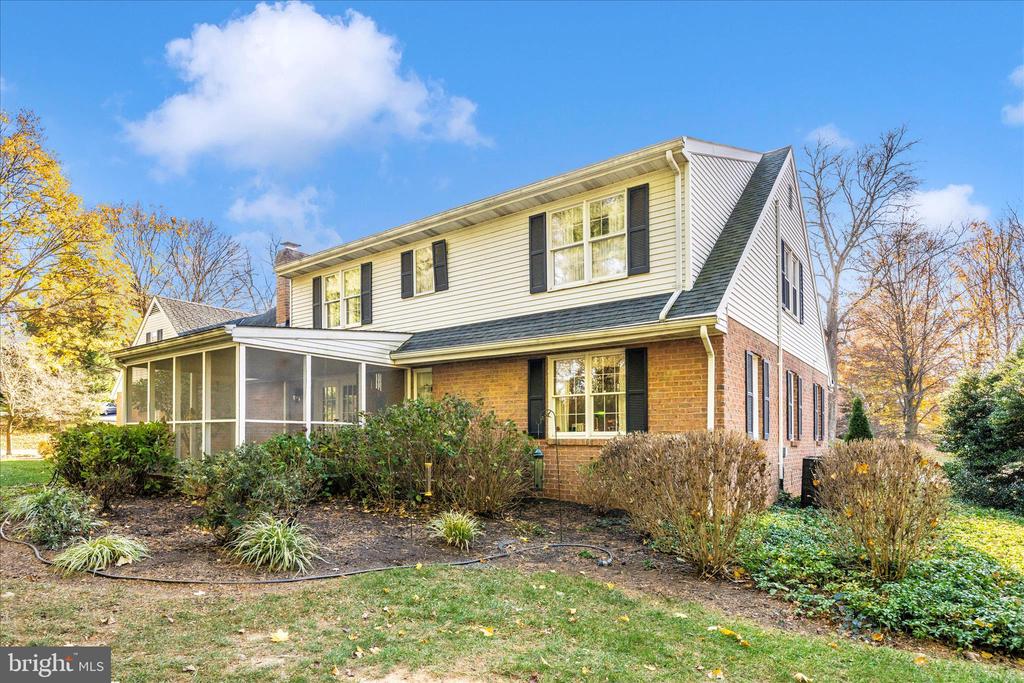 1900 MAPLEWOOD DRIVE