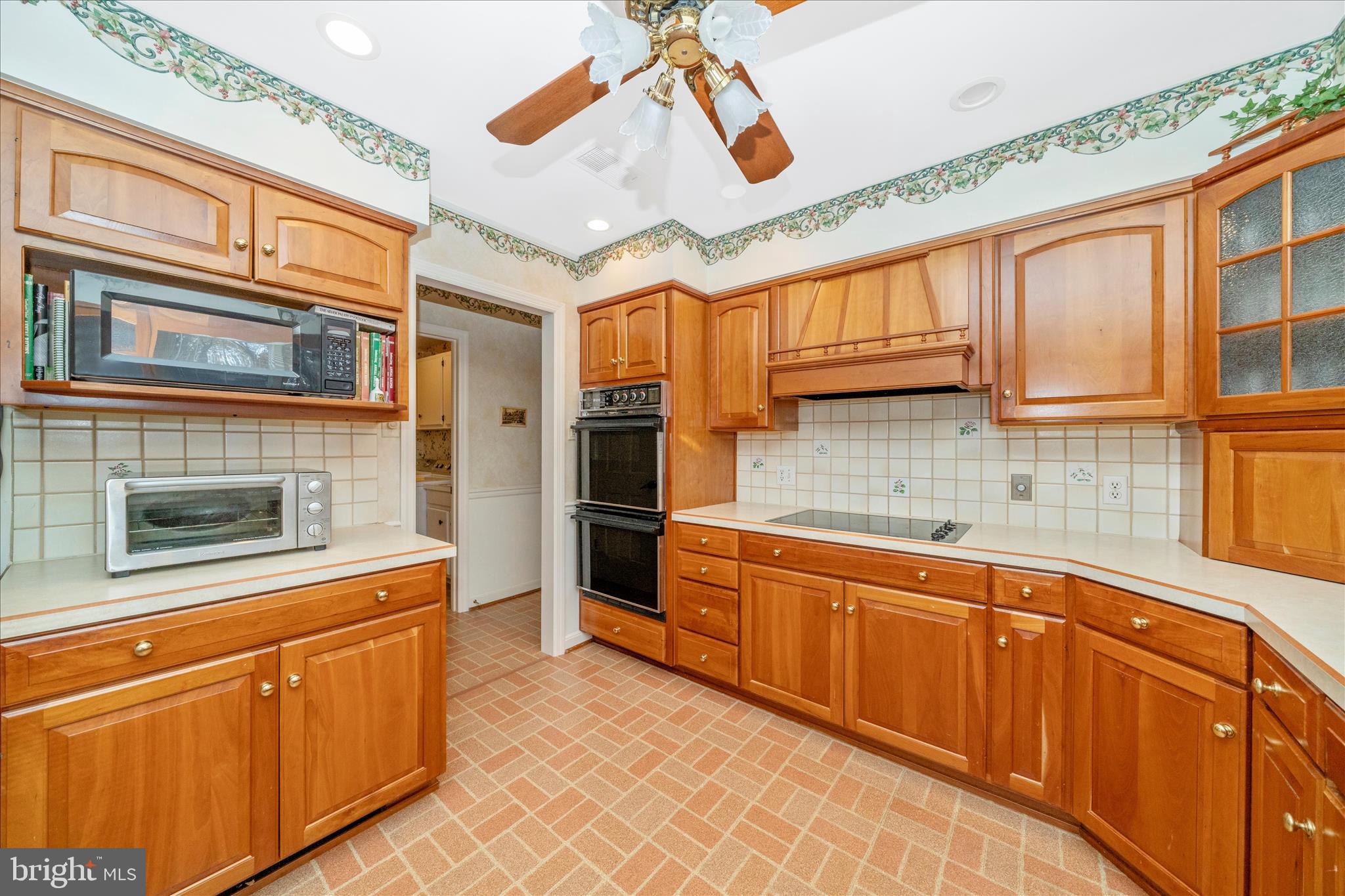 1900 MAPLEWOOD DRIVE