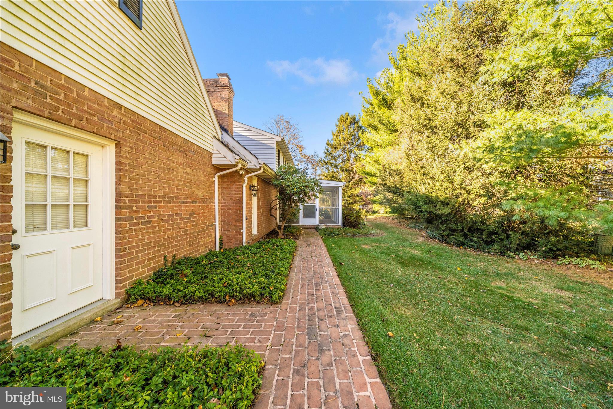1900 MAPLEWOOD DRIVE