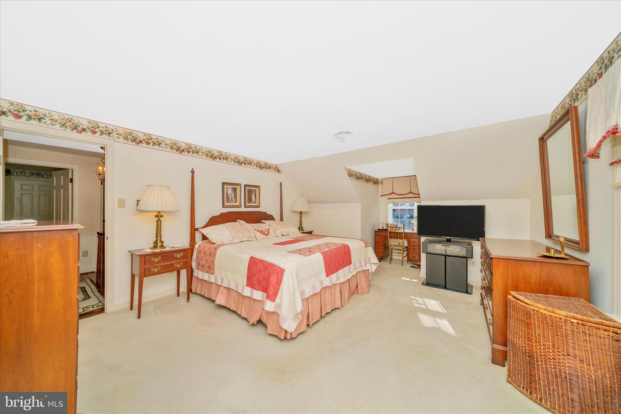 1900 MAPLEWOOD DRIVE