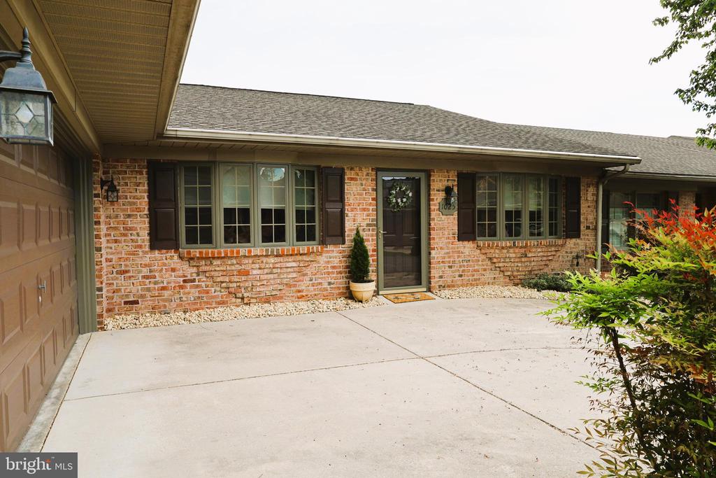 1025 MATTHEW COURT