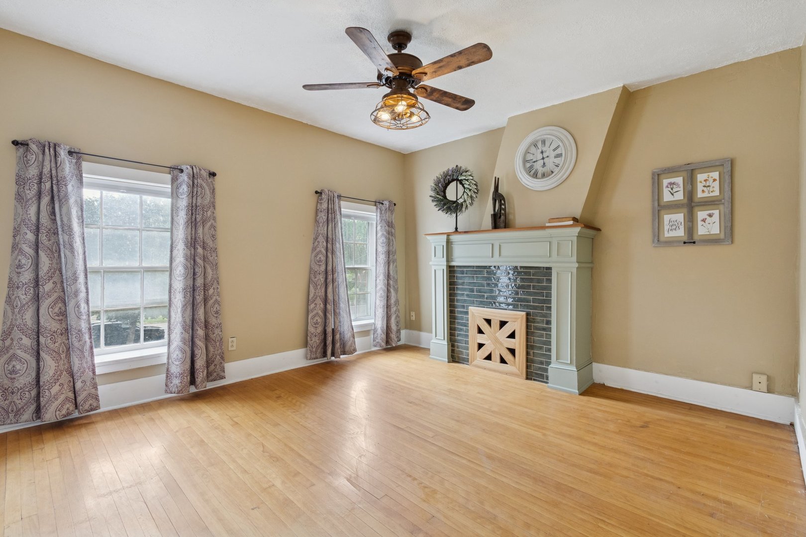 315 W Hurlbut Avenue