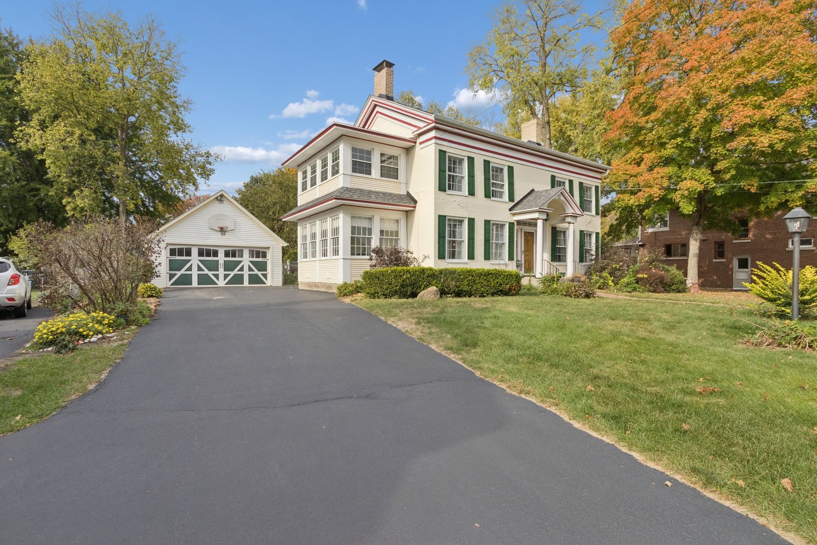 315 W Hurlbut Avenue