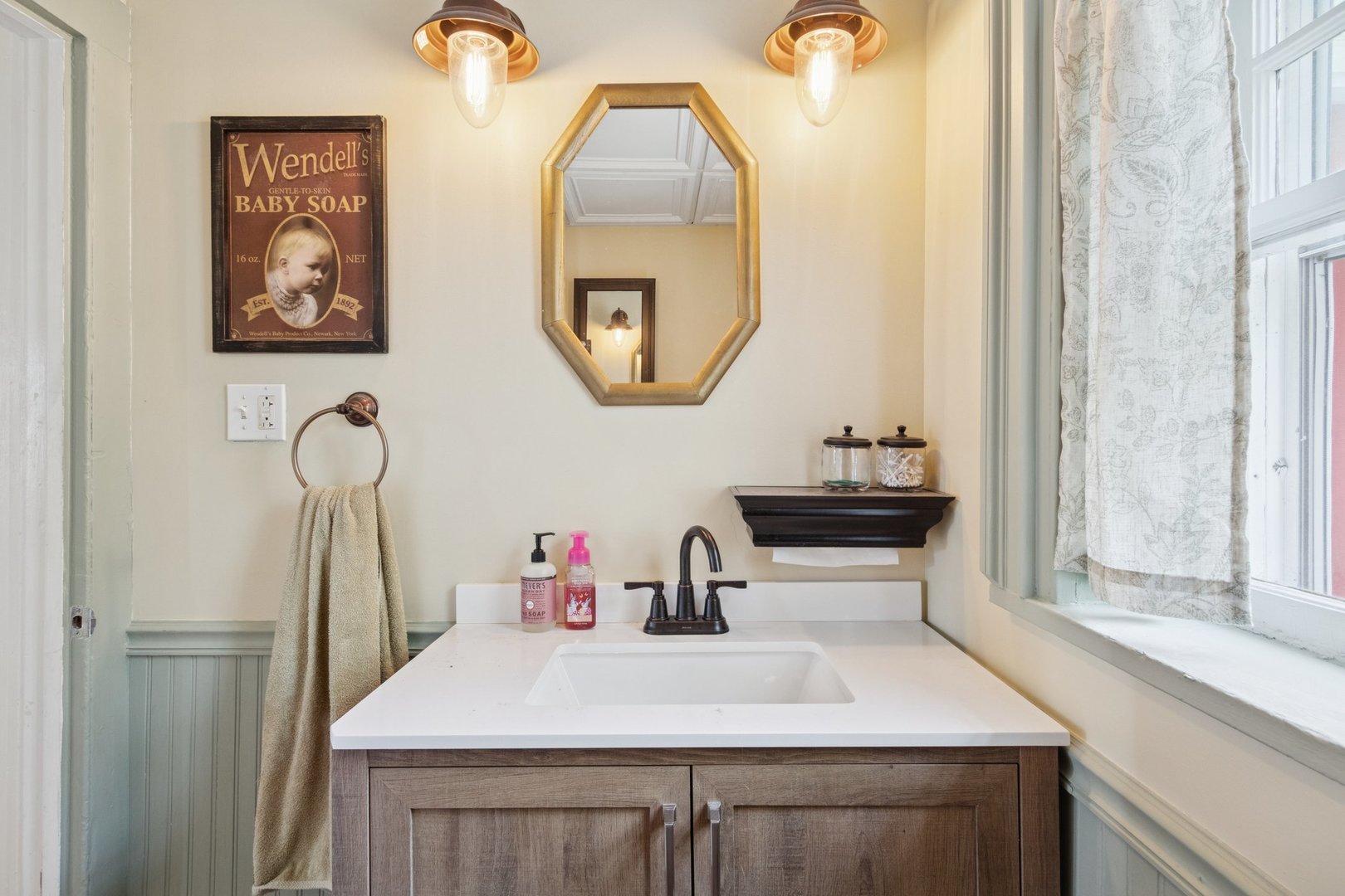 315 W Hurlbut Avenue