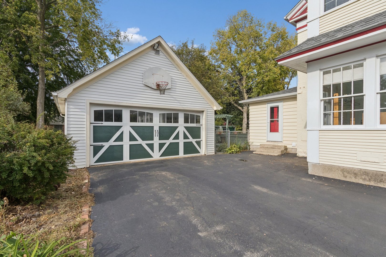 315 W Hurlbut Avenue