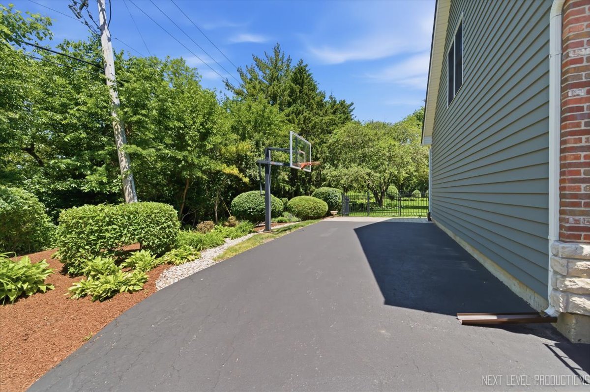 990 Pinecrest Drive