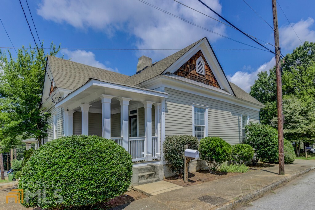 737 Woodson Street SE