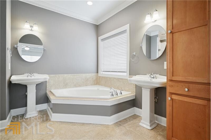 264 Carlyle Park Drive NE