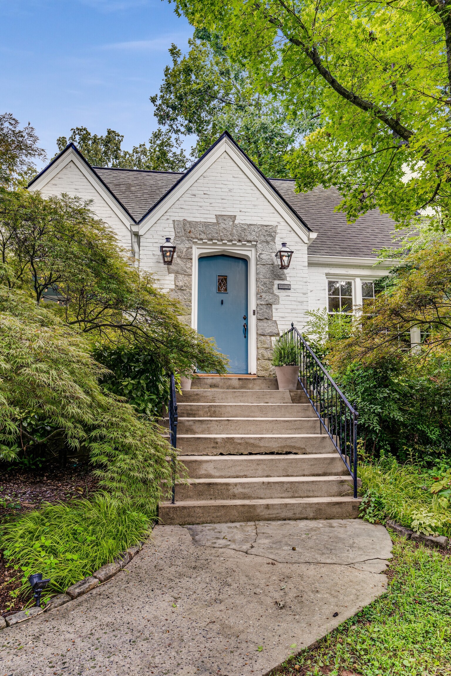 2455 W Woodland Circle
