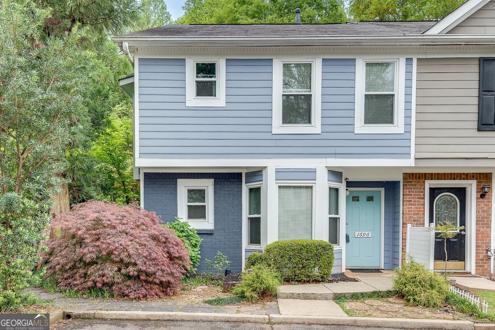 1696 Kennersly Close