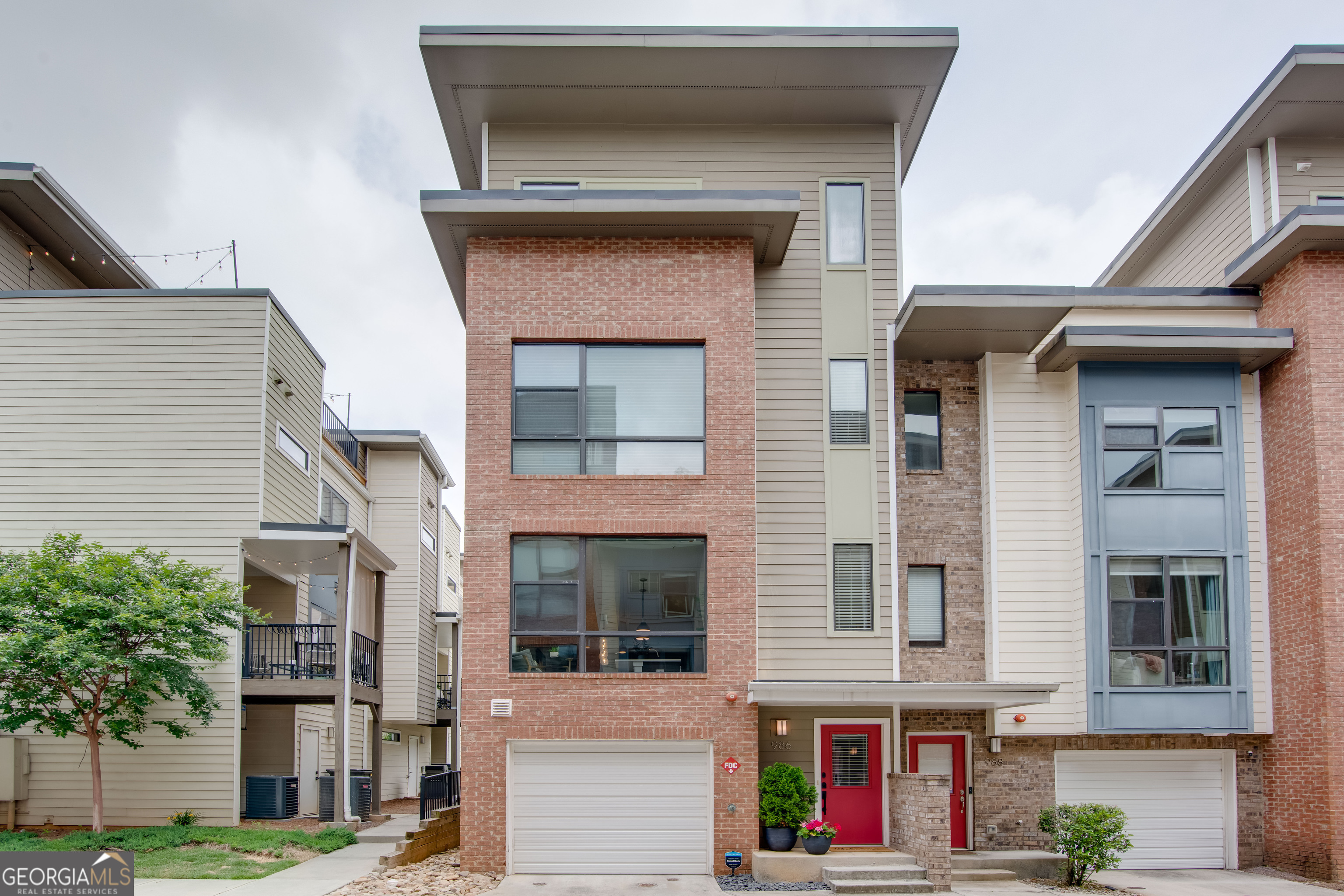 986 Moda Drive