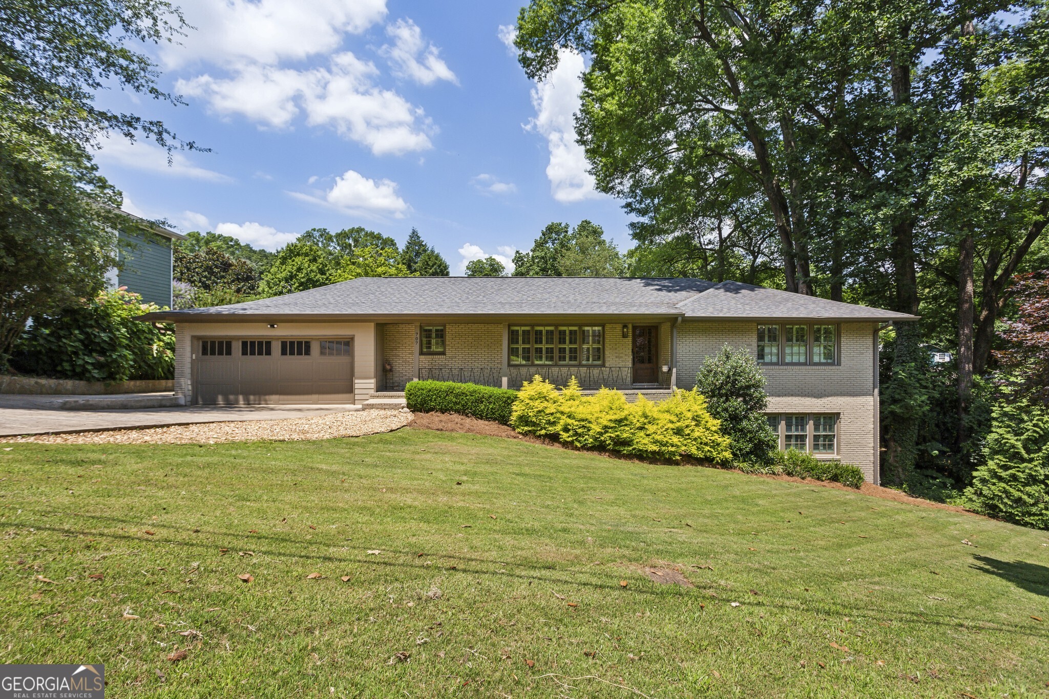 707 Iroquois Drive NE