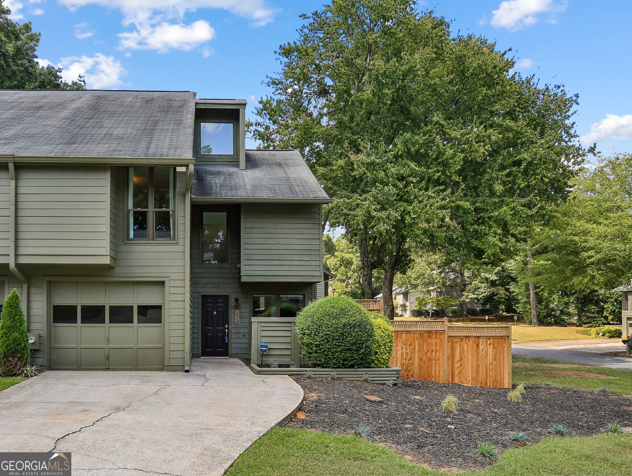1033 Creatwood Circle SE
