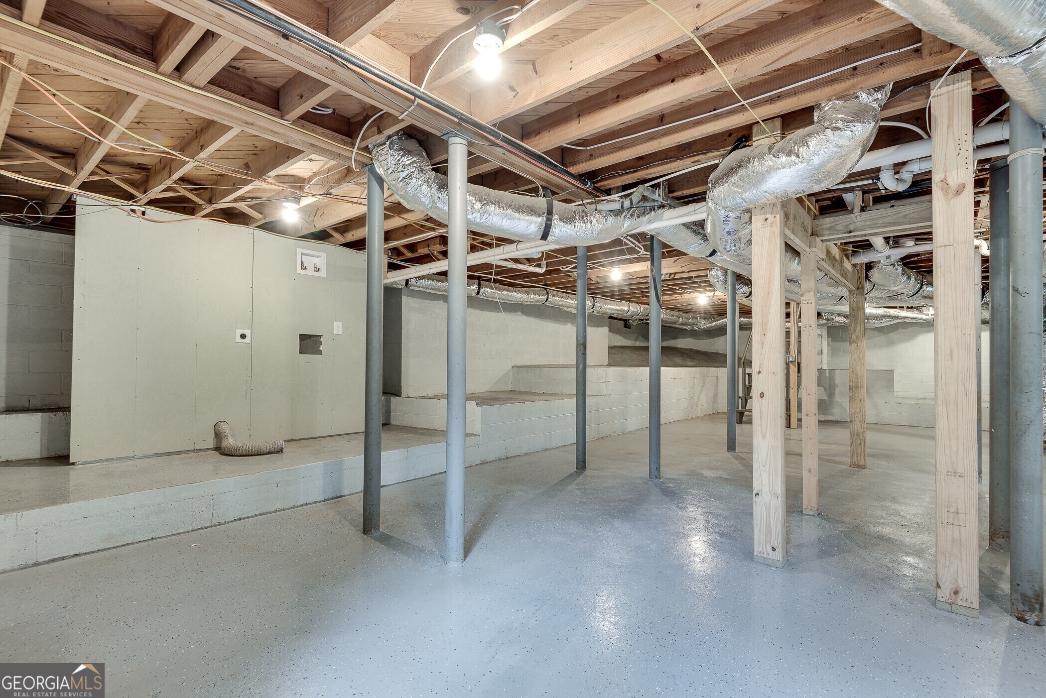 1830 Ravenwood Way NE
