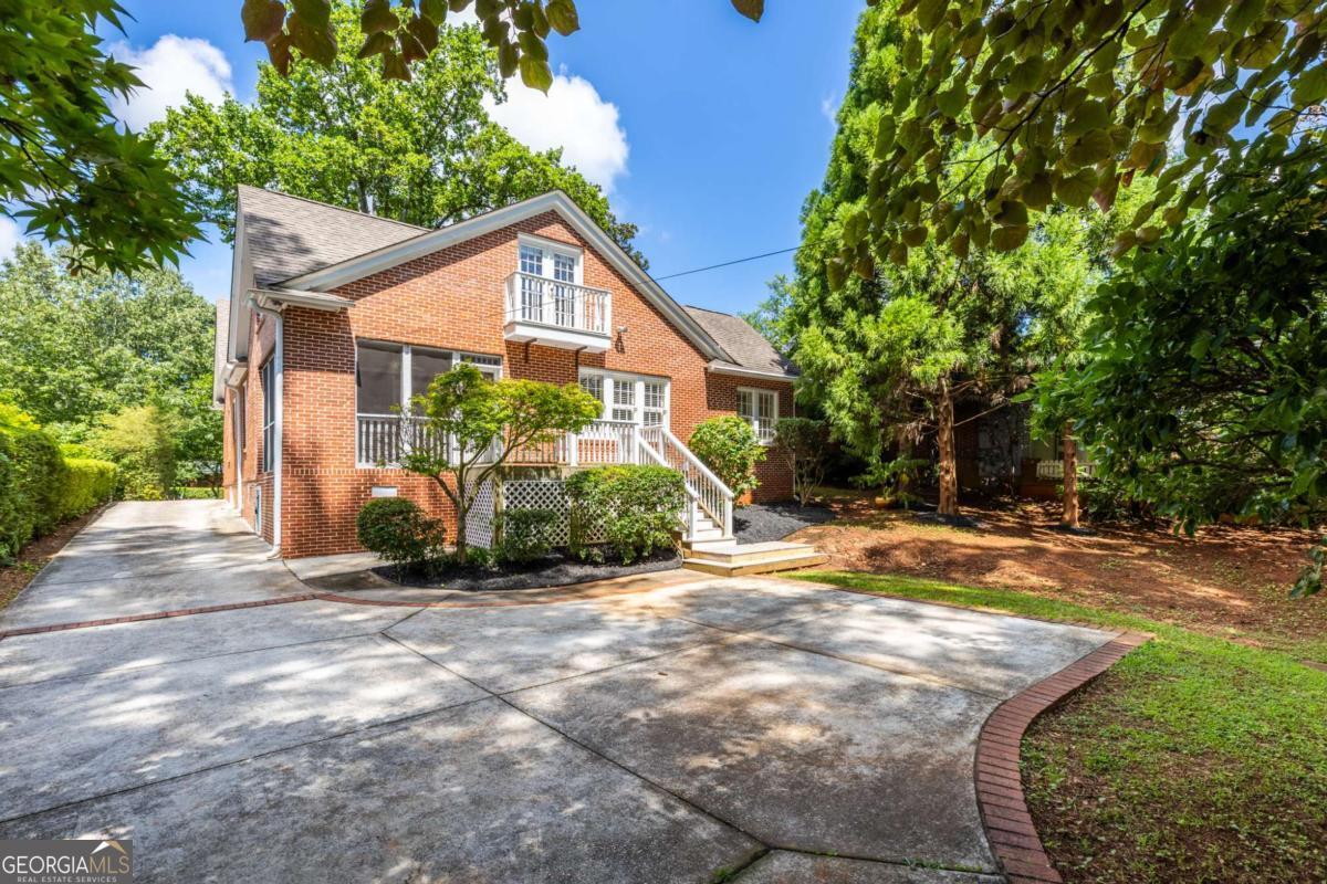 16 Clarendon Avenue