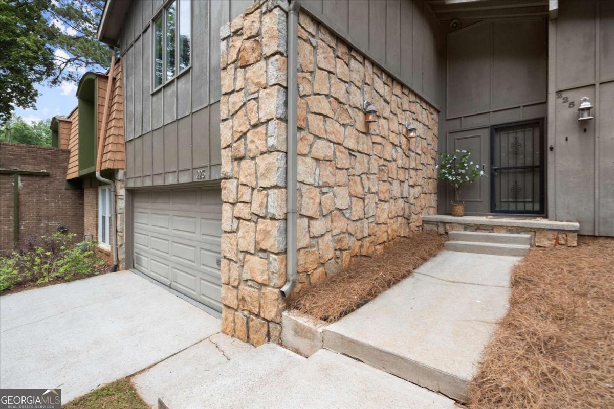 225 Lakeview Ridge W