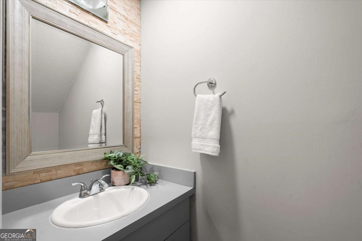 225 Lakeview Ridge W