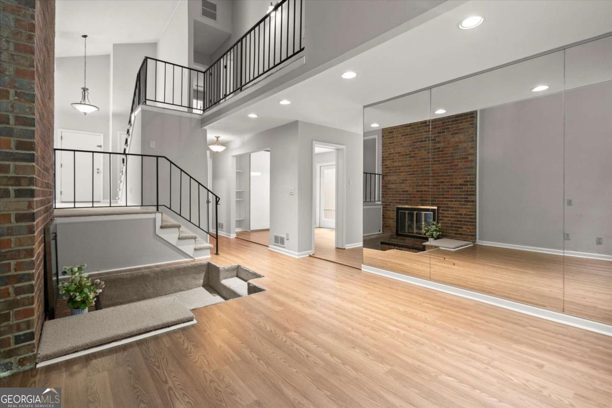 225 Lakeview Ridge W