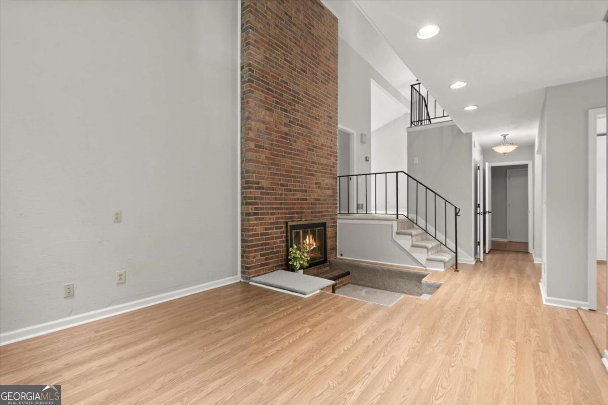 225 Lakeview Ridge W