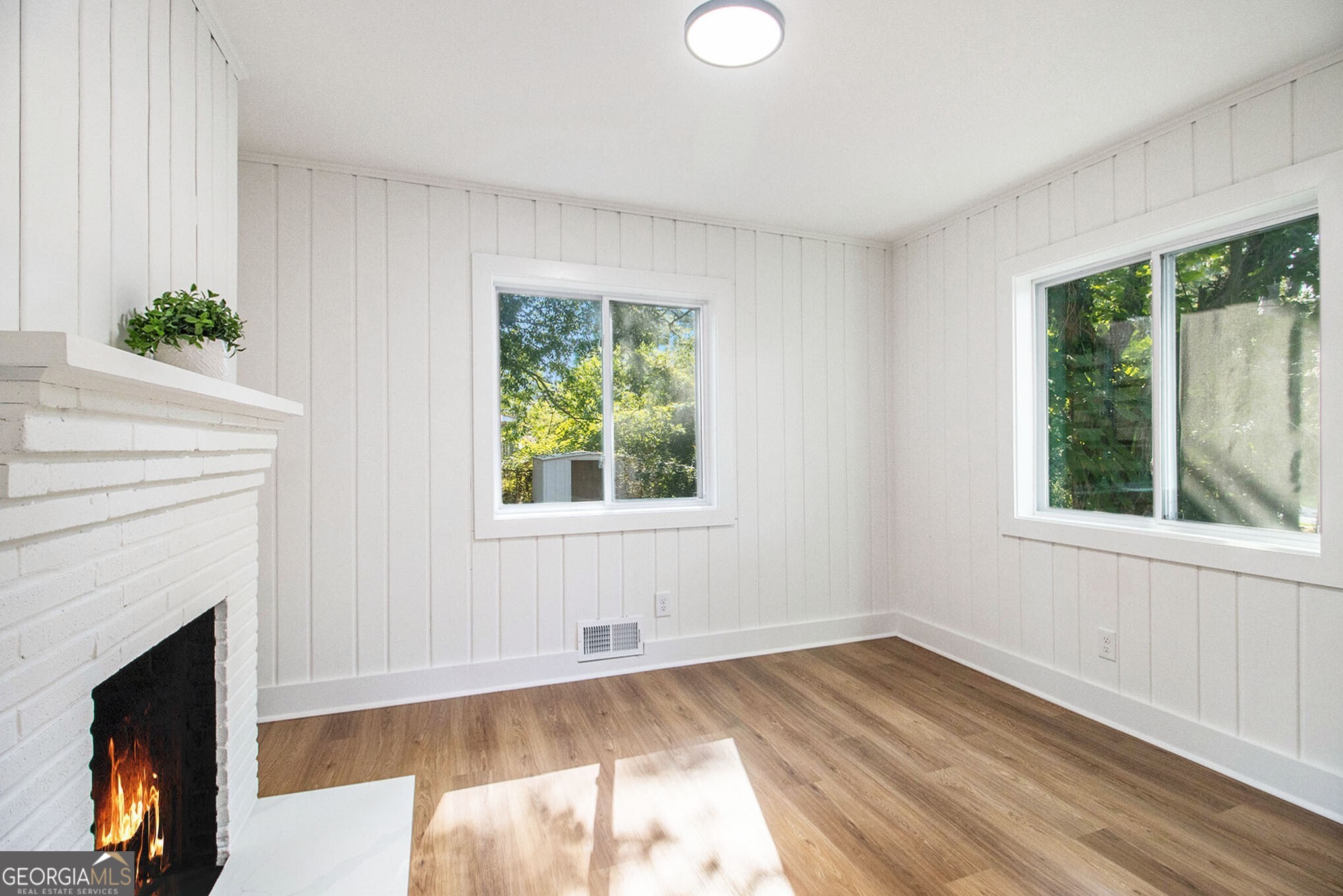 2813 Hillside Road SE