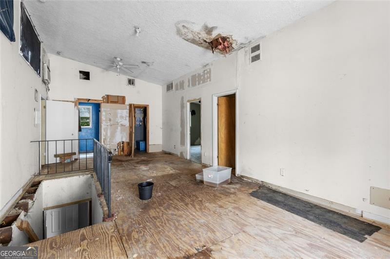 2044 HOWARD